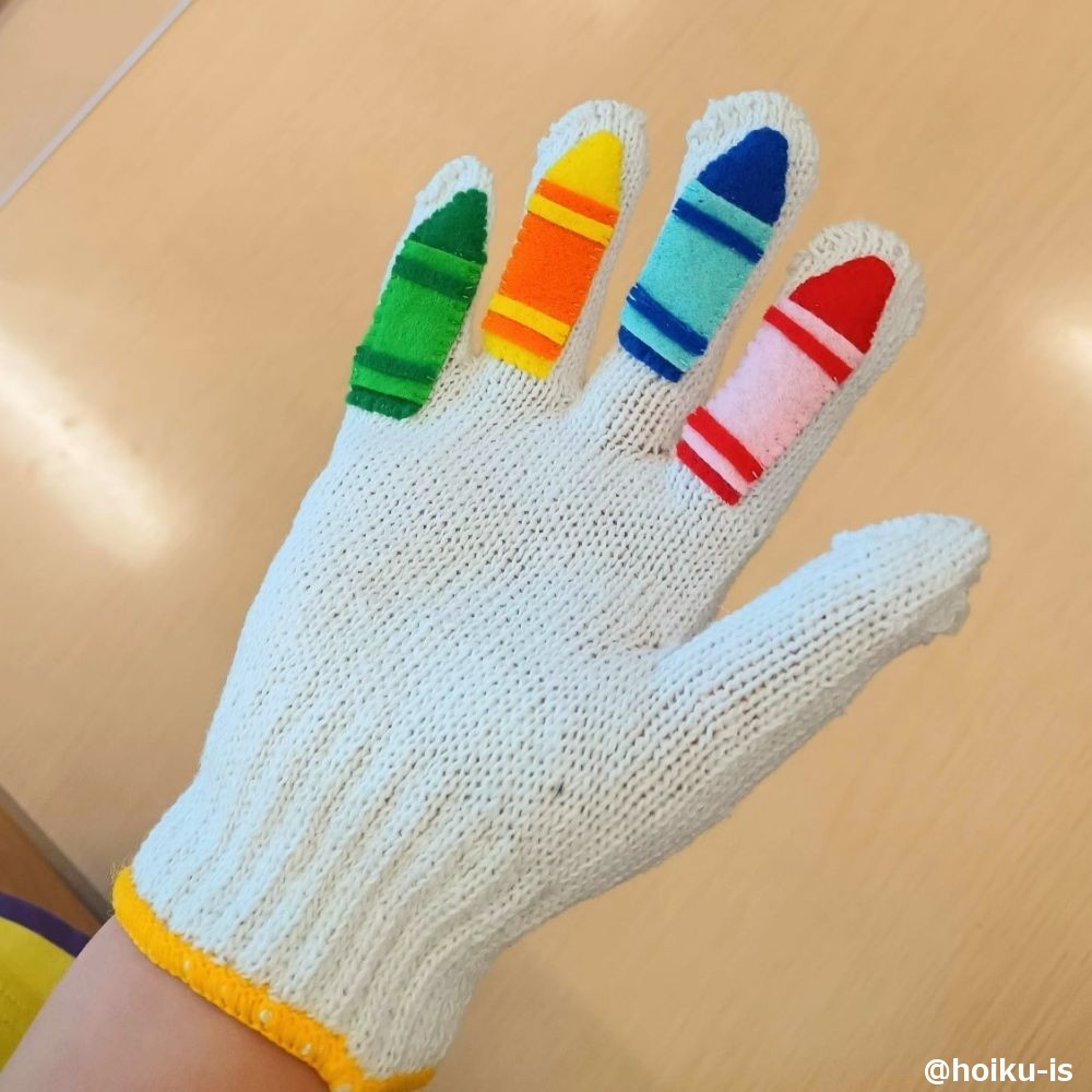 軍手の布おもちゃで遊んでいる様子