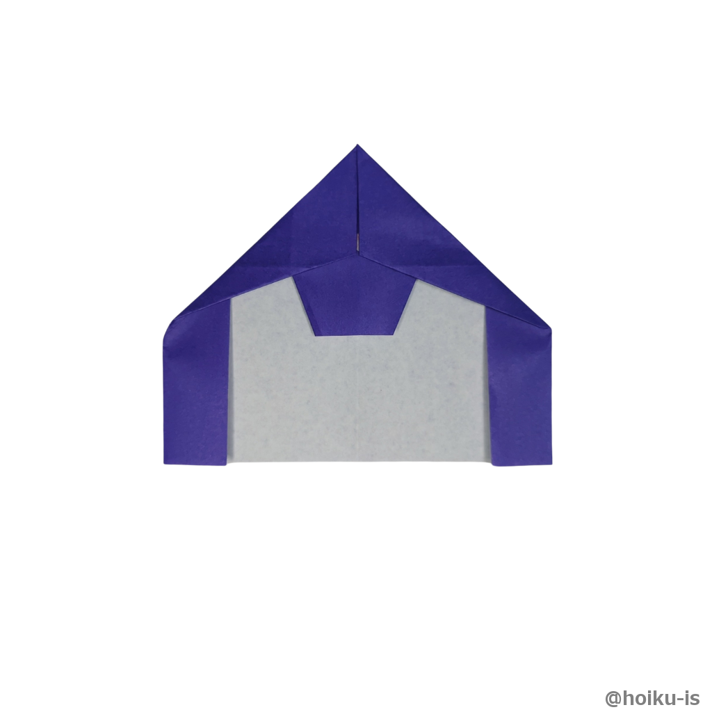 真ん中に沿って上の左右の辺を折る