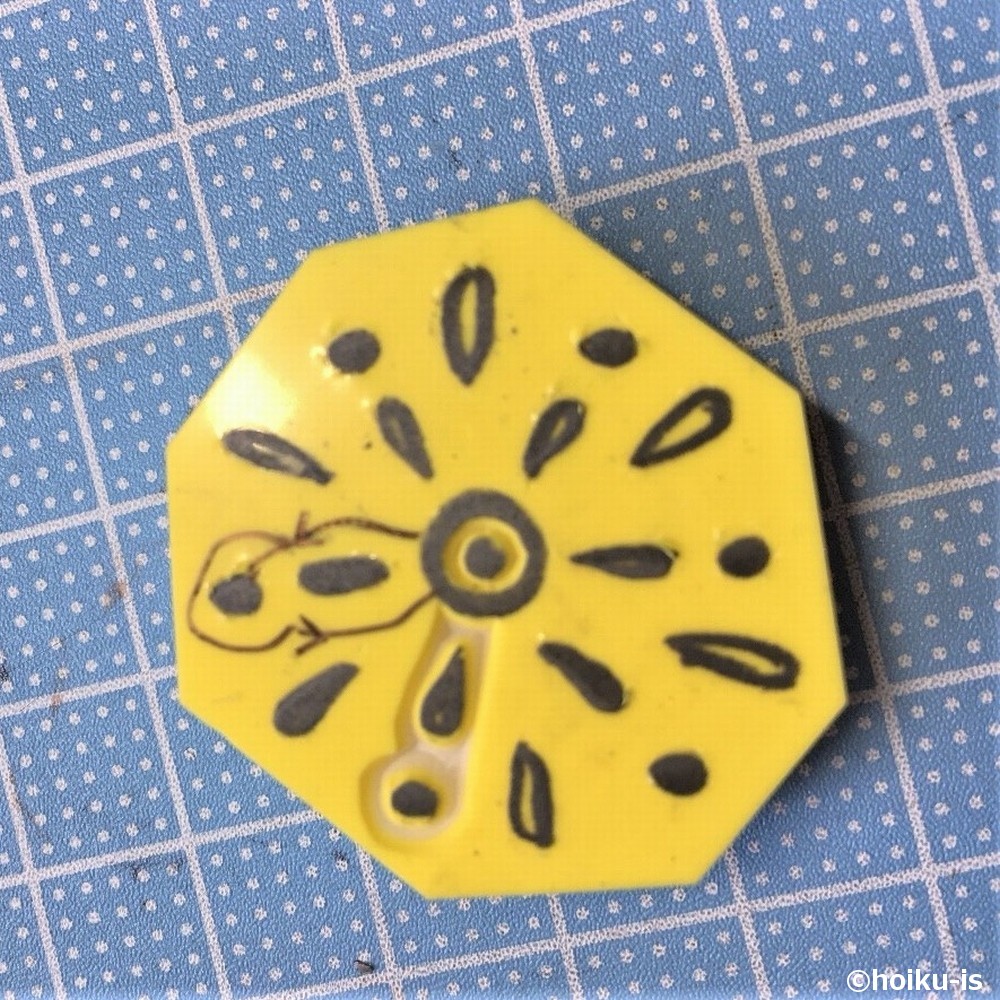 花火の輪郭を彫っているところ