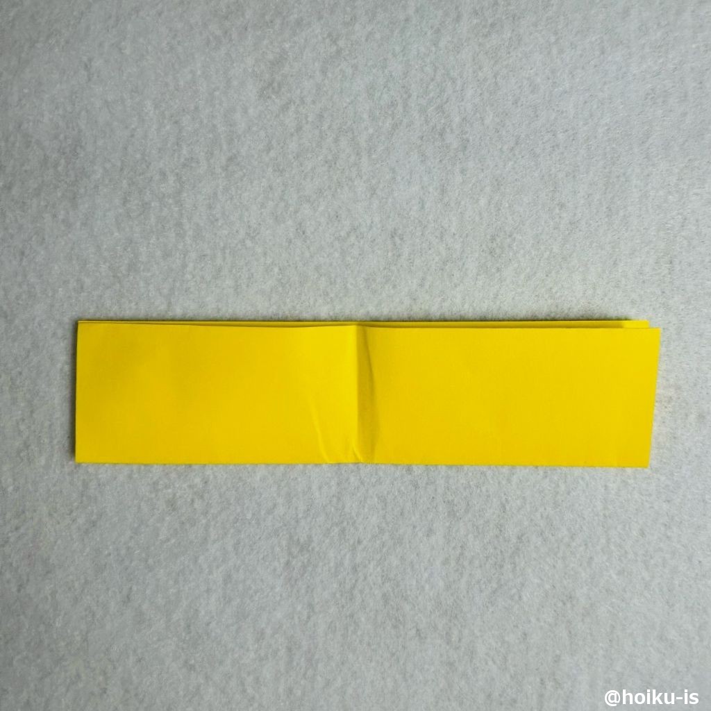 ④開いて、中央に折り筋をつける