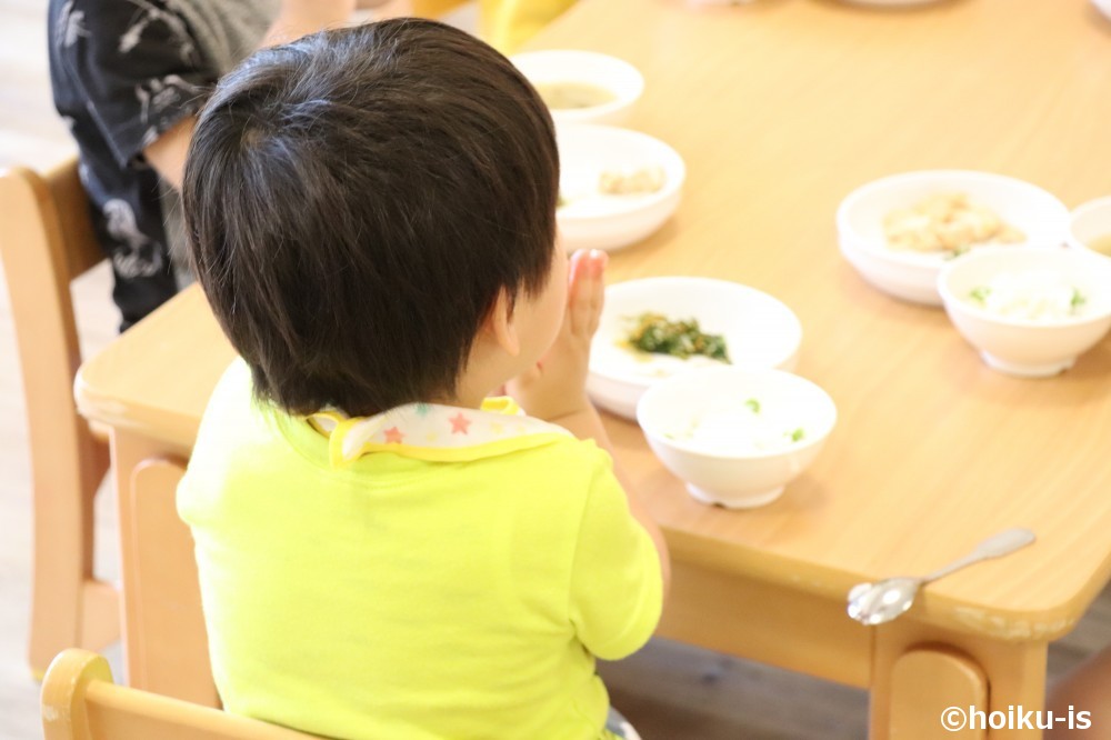 給食を食べる子どもたち