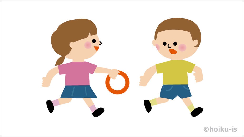 かけっこリレーをする子どもたち