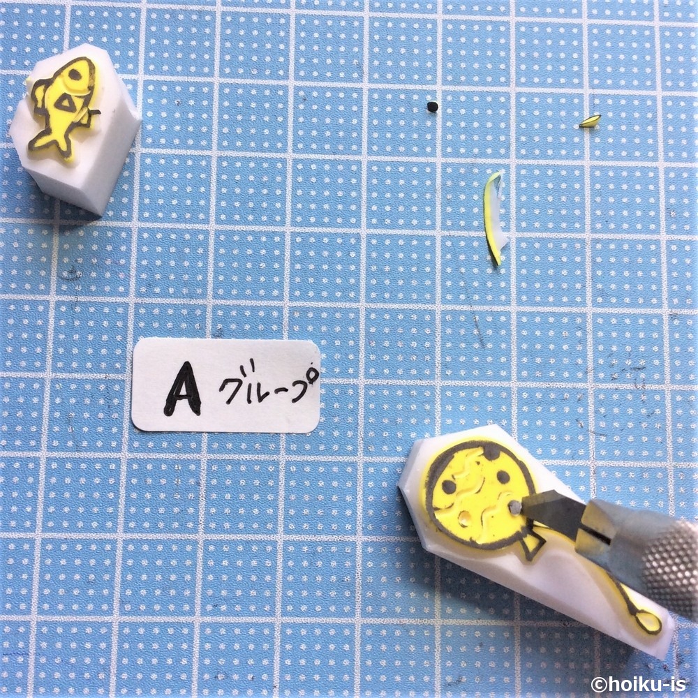 Aグループの消しゴムはんこを彫っているところ