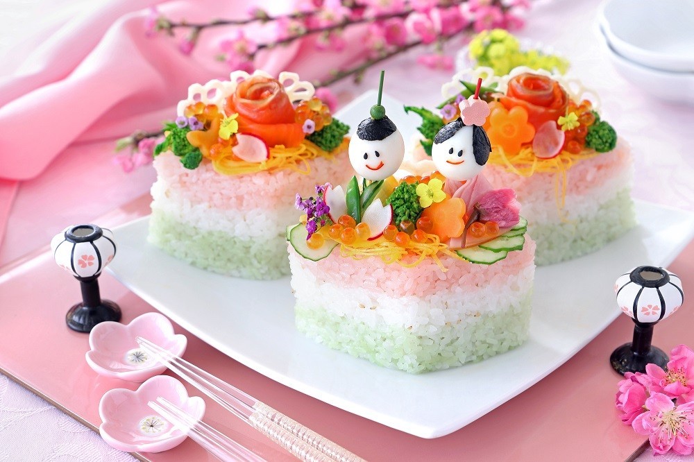 ひな祭りの菱餅をかたどったちらし寿司