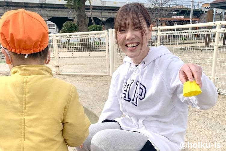 笑顔の女性保育士