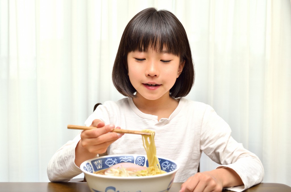 ラーメンを食べる女の子