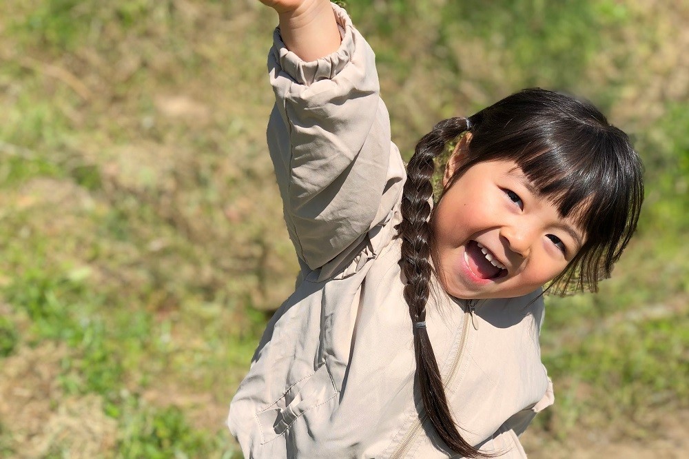 屋外で遊ぶ女の子