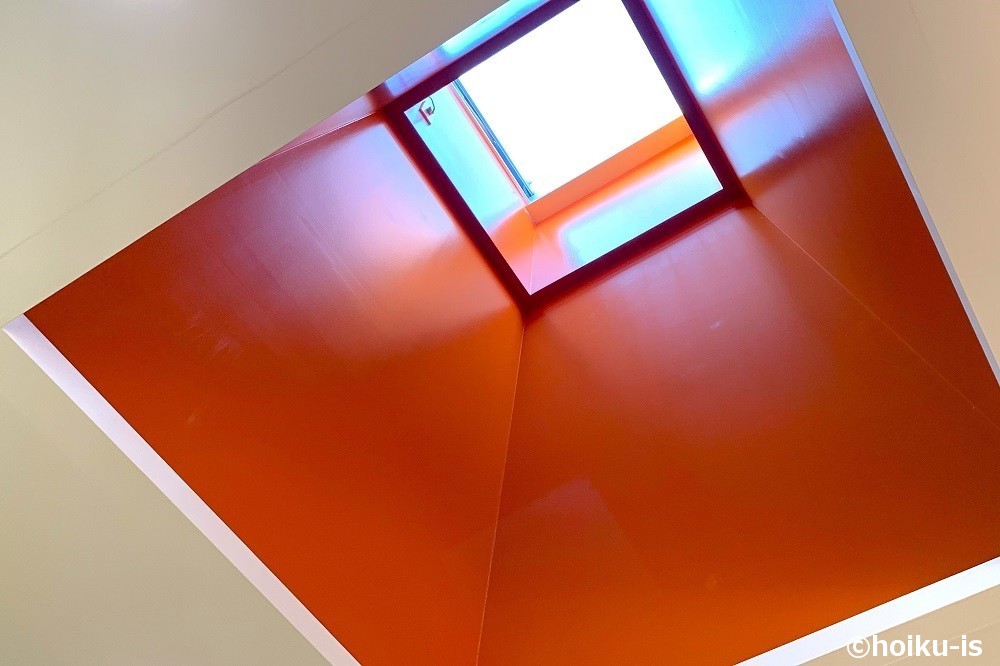 キッズラボ南流山園の保育室の天井にある吹き抜け窓