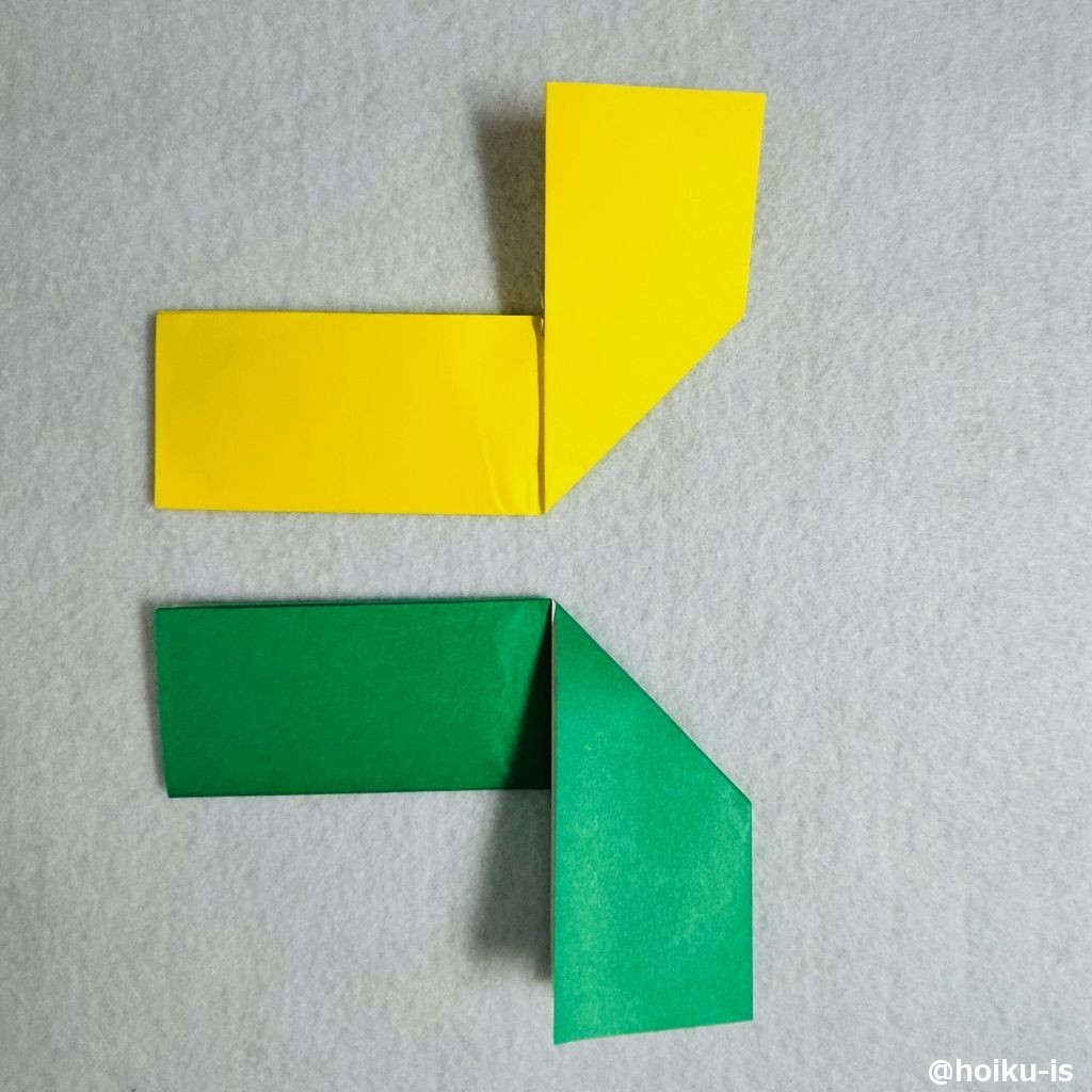 ⑦緑色の折り紙は黄色と逆になるように、右半分が下向きになるように折る。