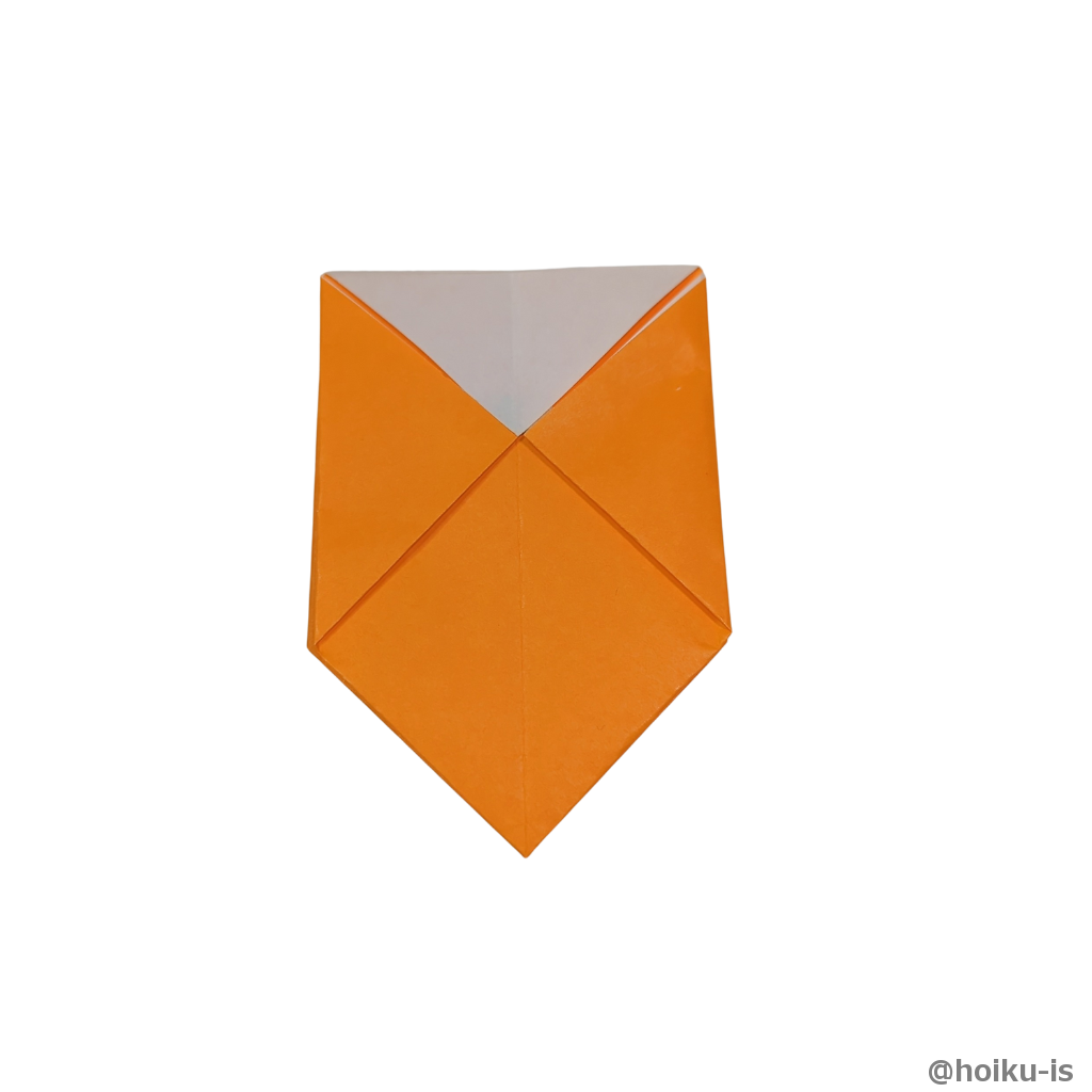 半分に折り左右の辺が出るようにする