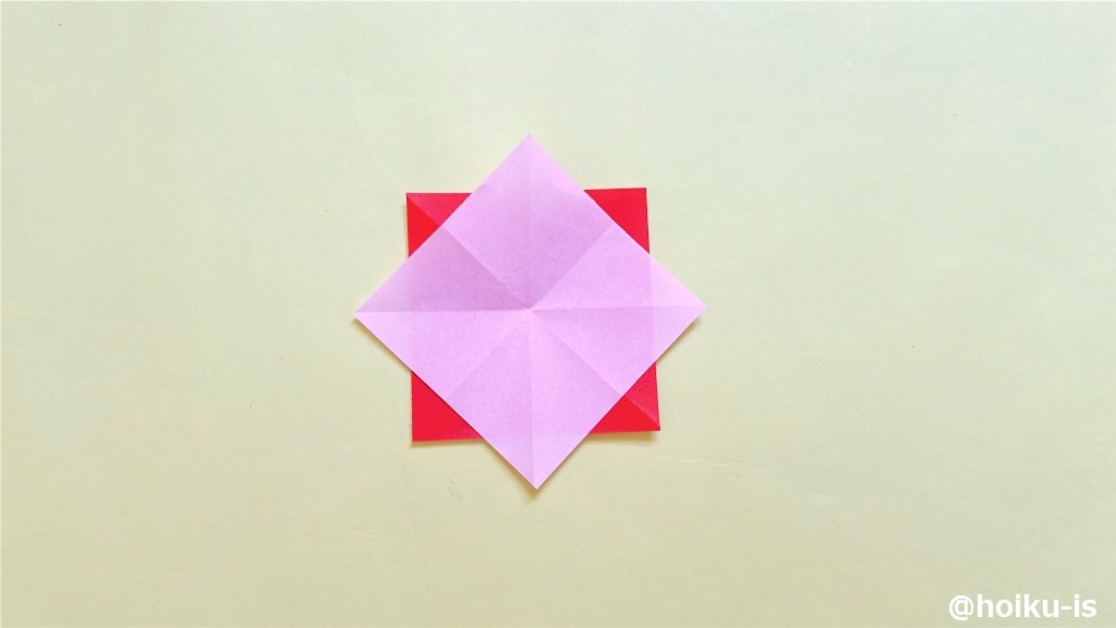 折り目をつけた折り紙を、2枚重ねる
