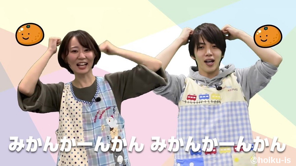 手遊び歌「りんごごろごろ」を実演する保育士