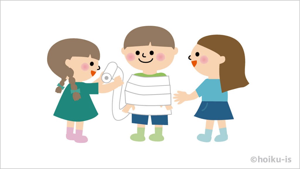 ミイラに変身ゲームをする子どもたち
