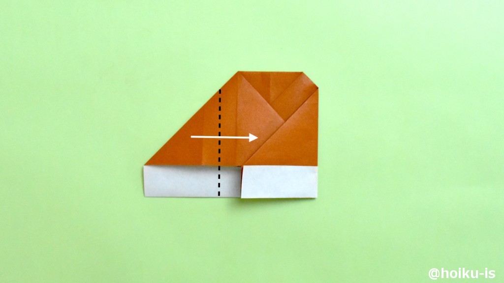 左側も同様に谷折りにします。