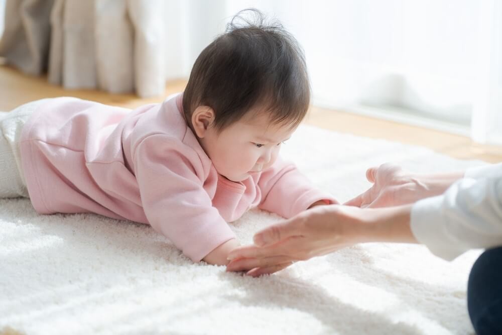 ハイハイをする子ども