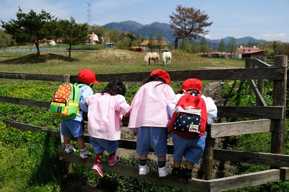 自然と触れ合っている子どもたち