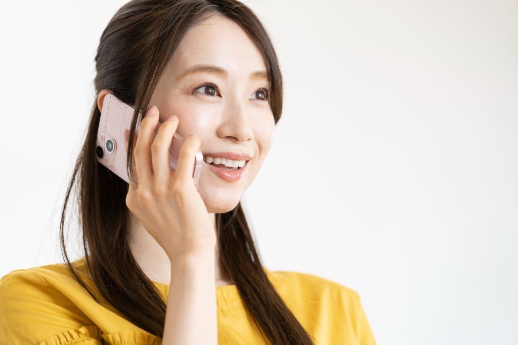 電話をかける女性
