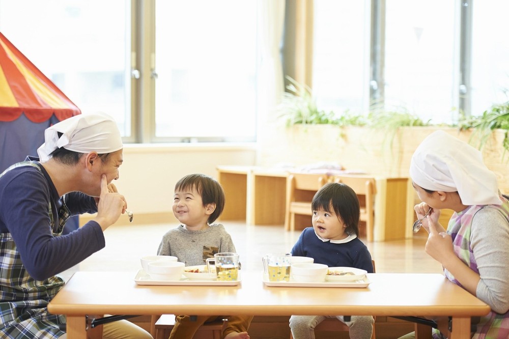 給食の時間の子どもと保育士