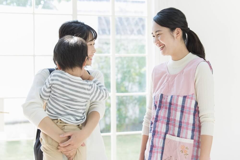 保護者と笑顔で会話をする保育士