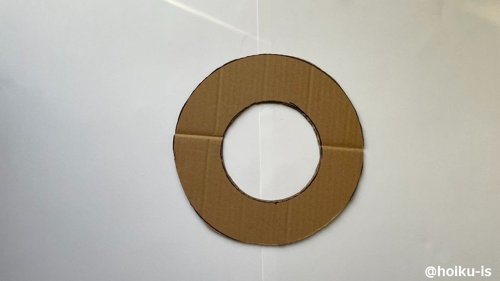 カッターで円を切り抜く
