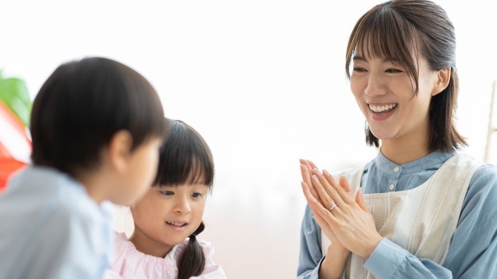 子どもたちに話しかける保育士