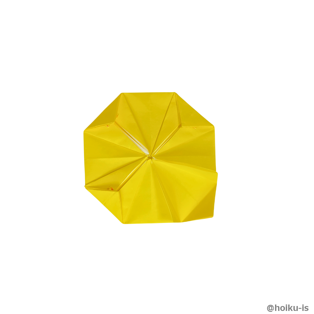 4つの角に折り筋をつける