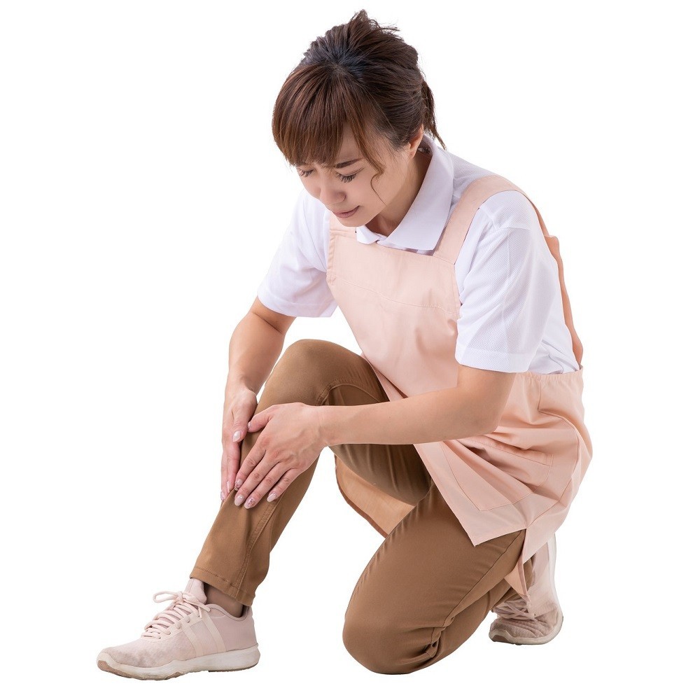 膝の痛みを感じている女性
