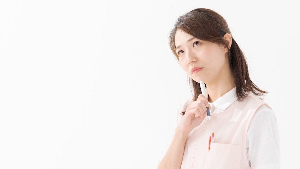 悩む保育士