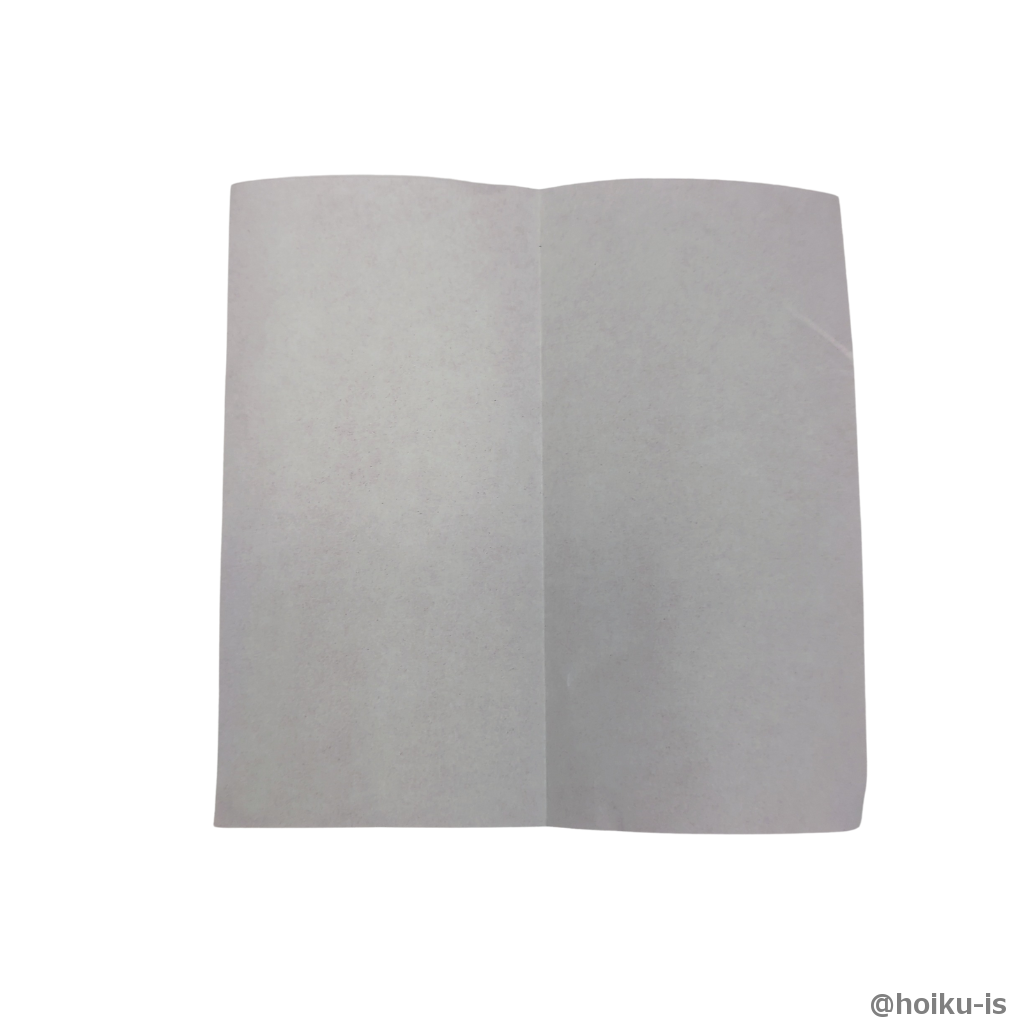 折り紙を裏返し半分に折り筋をつける