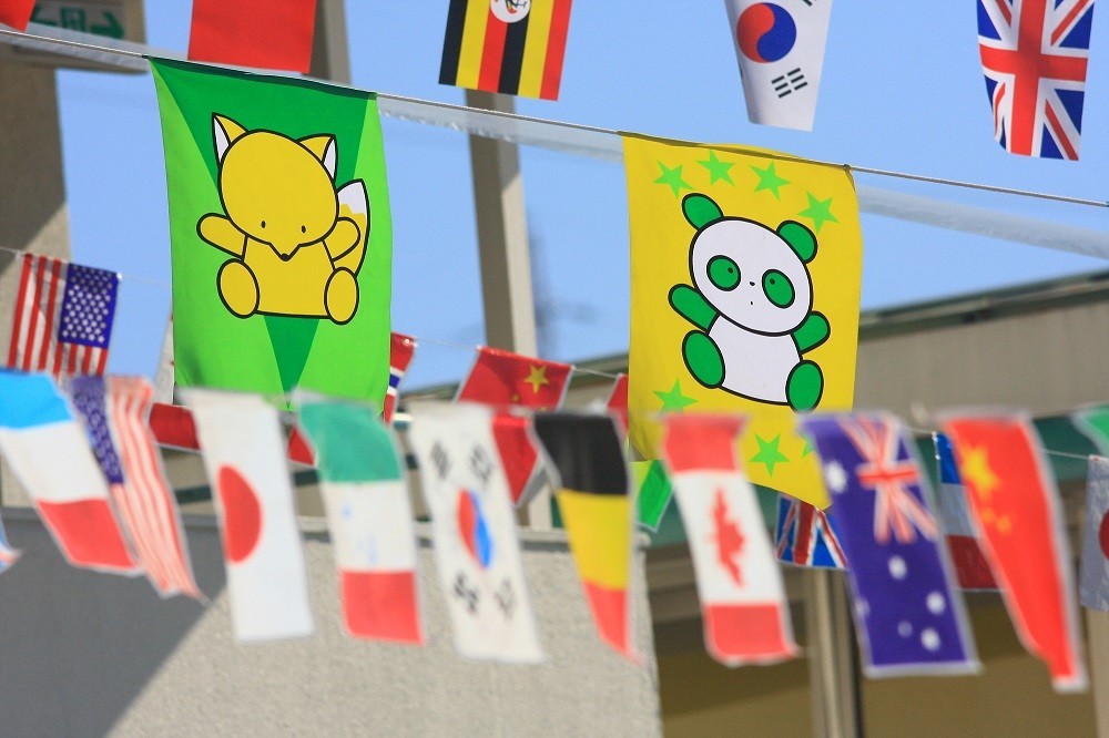 保育園の園庭に掲揚された万国旗