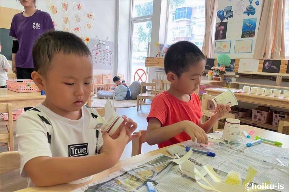 製作遊びをする西安保育園の子どもたち