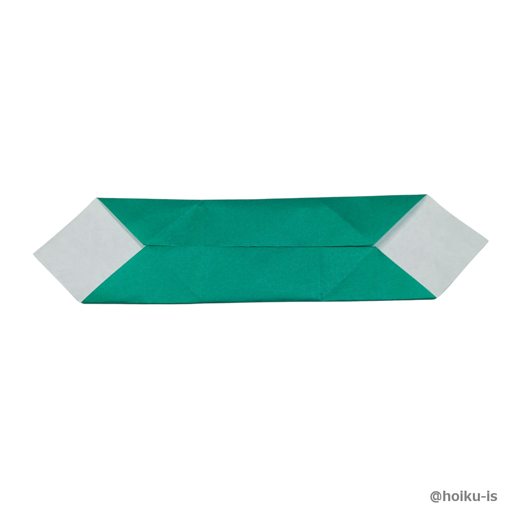 上下の辺を真ん中に向かって折る