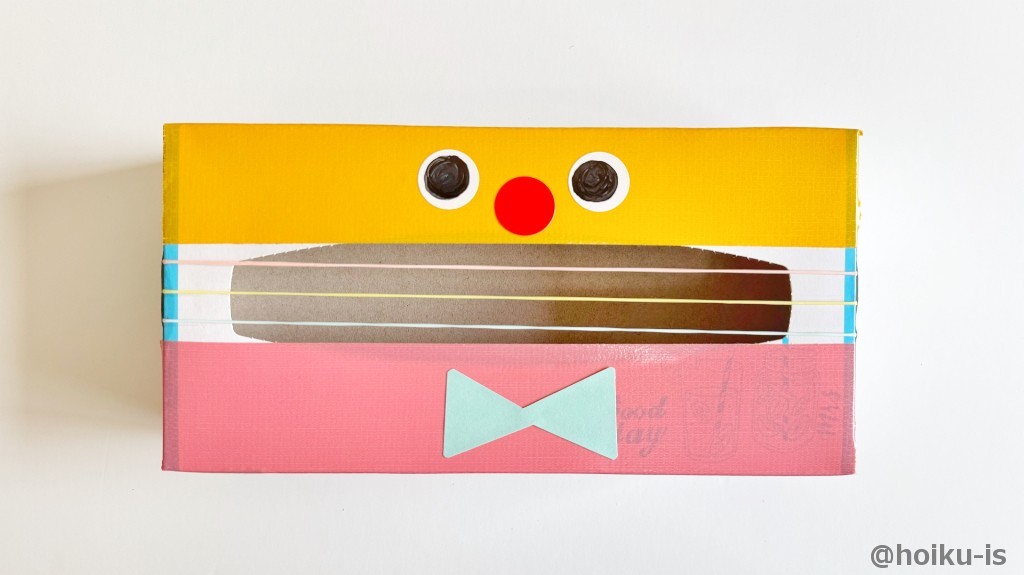 丸シールや色画用紙を使って装飾する