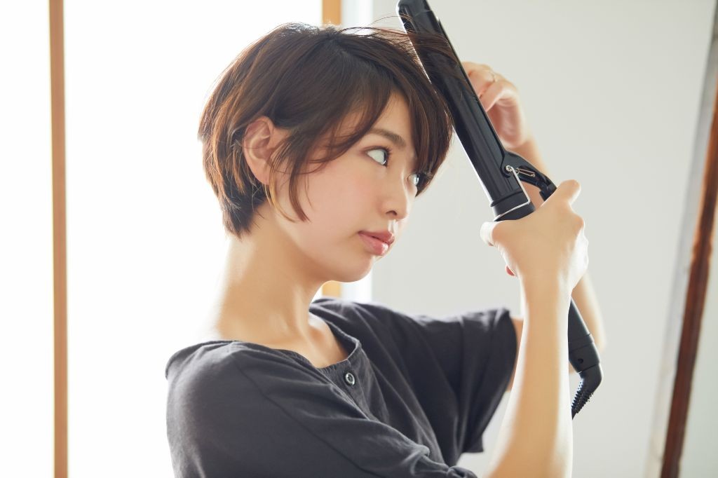 ヘアアレンジをする保育士