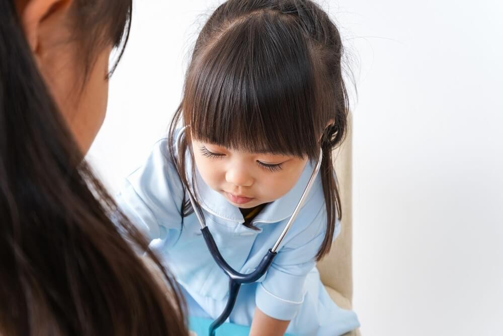 お医者さんごっこをする女の子