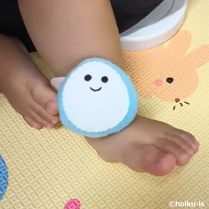 足にココのにぎにぎを付けているところ