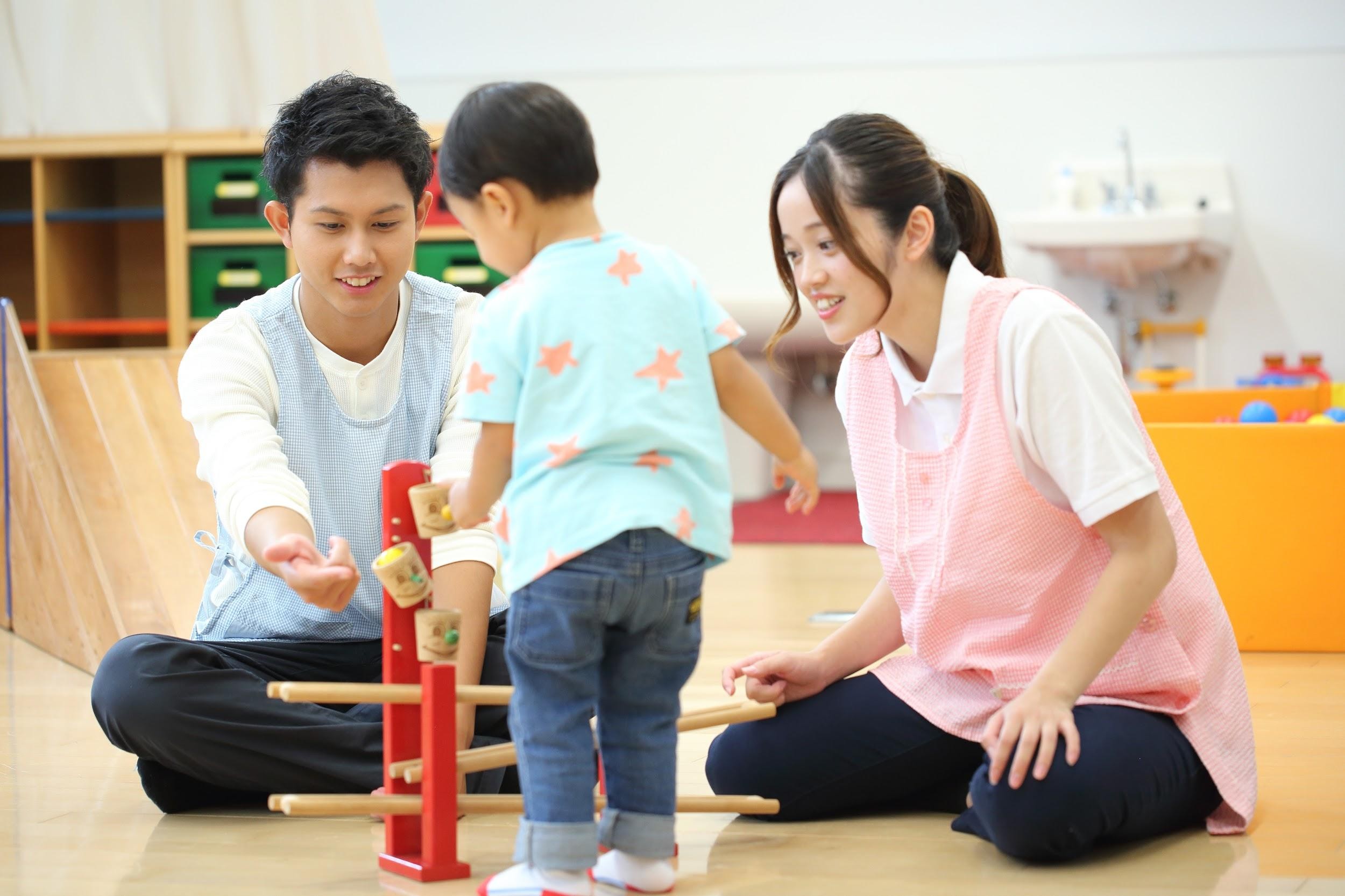 おもちゃで遊ぶ子どもと保育士