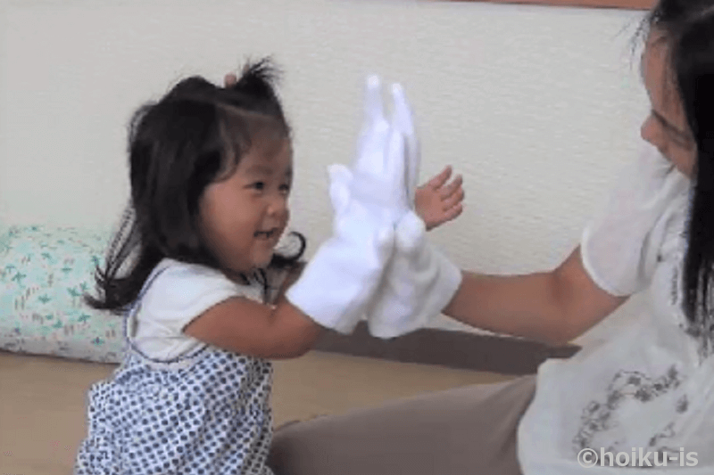 パペットで遊ぶ女の子