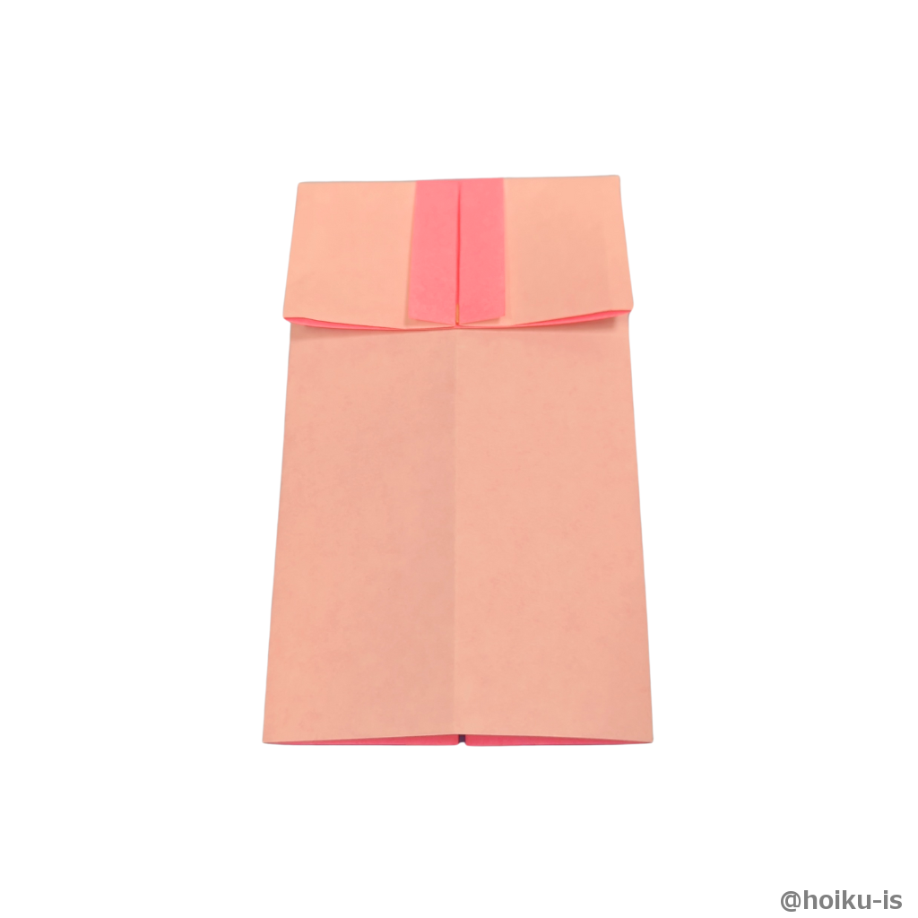 真ん中の折り筋に合わせて上の辺を折る