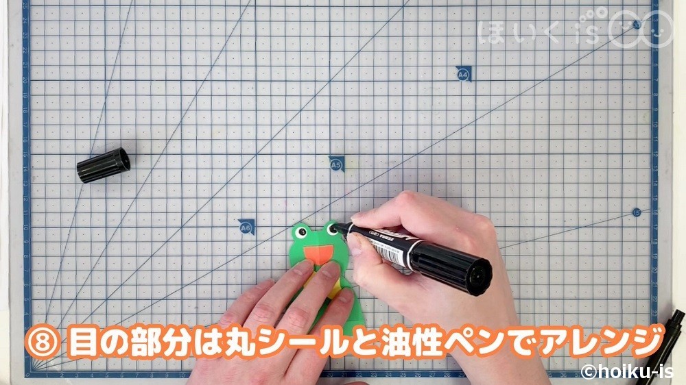 目の部分は丸シールと油性ペンでアレンジ