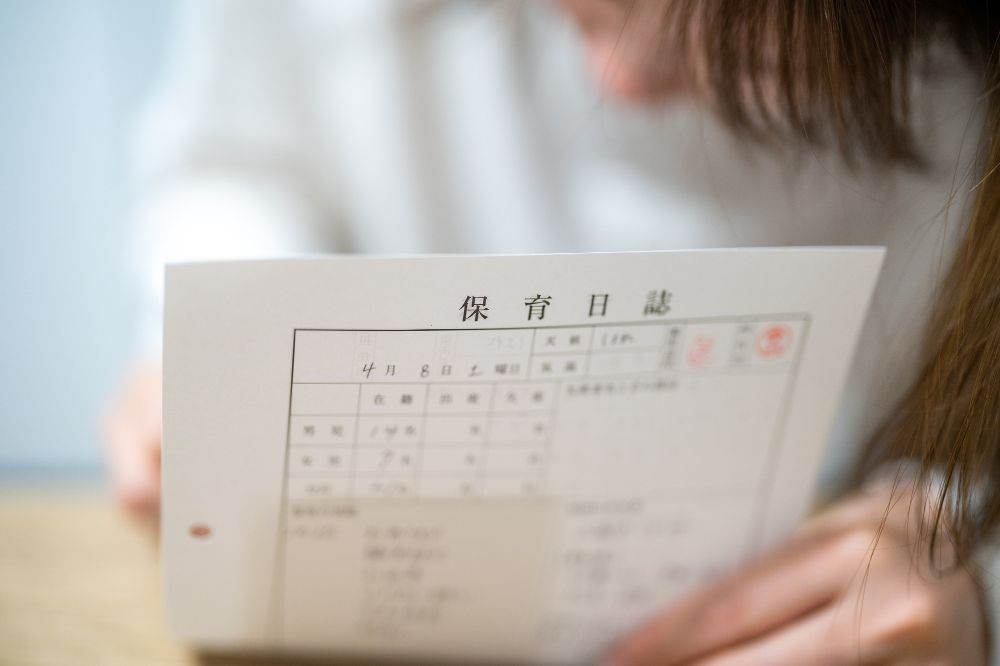 保育日誌を書くときのコツは?言葉遣いと効率化のポイント【年齢別例文あり】|保育士・幼稚園教諭のための情報メディア【ほいくis/ほいくいず】