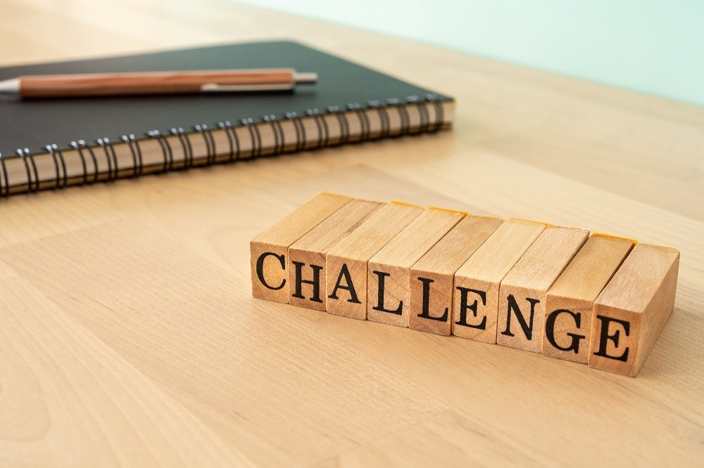 CHALLENGEと書かれたブロックと筆記用具