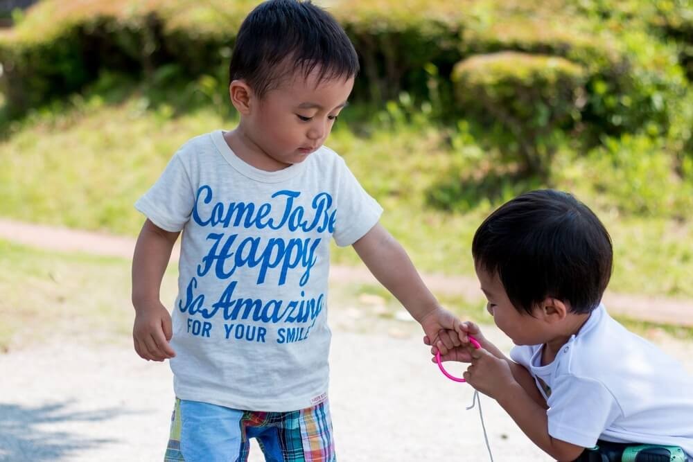 外遊びをする子どもたち