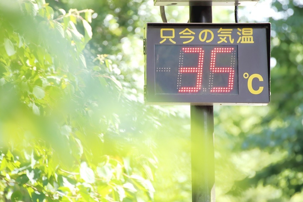 「35℃」と表示された屋外のデジタル温度計