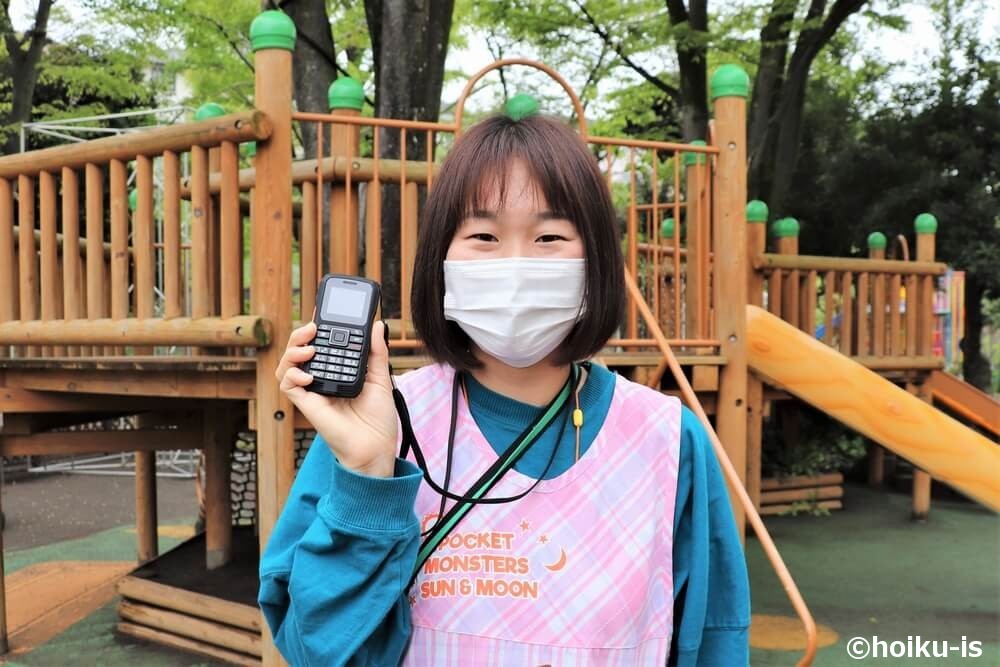 IP無線機を持つ保育士