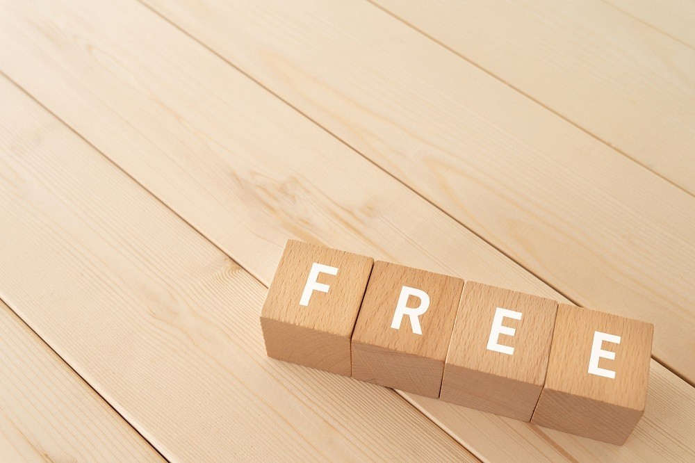「FREE」と書かれた積み木