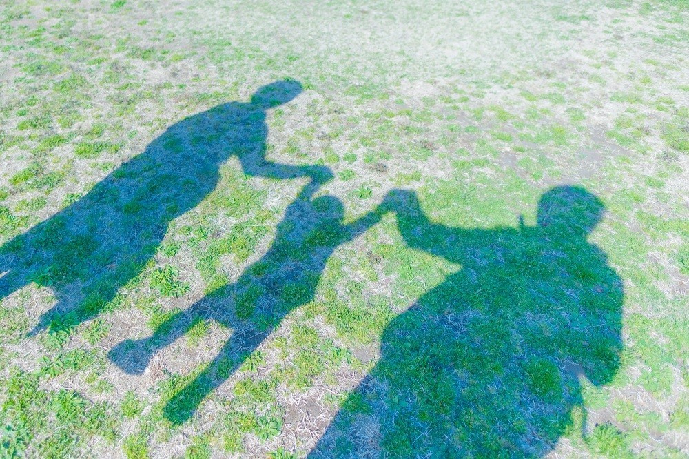 手を繋いでいる家族のシルエット