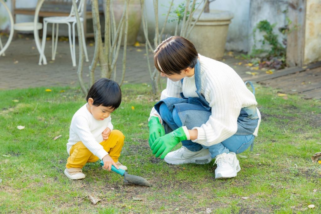 子どもと会話する保育士