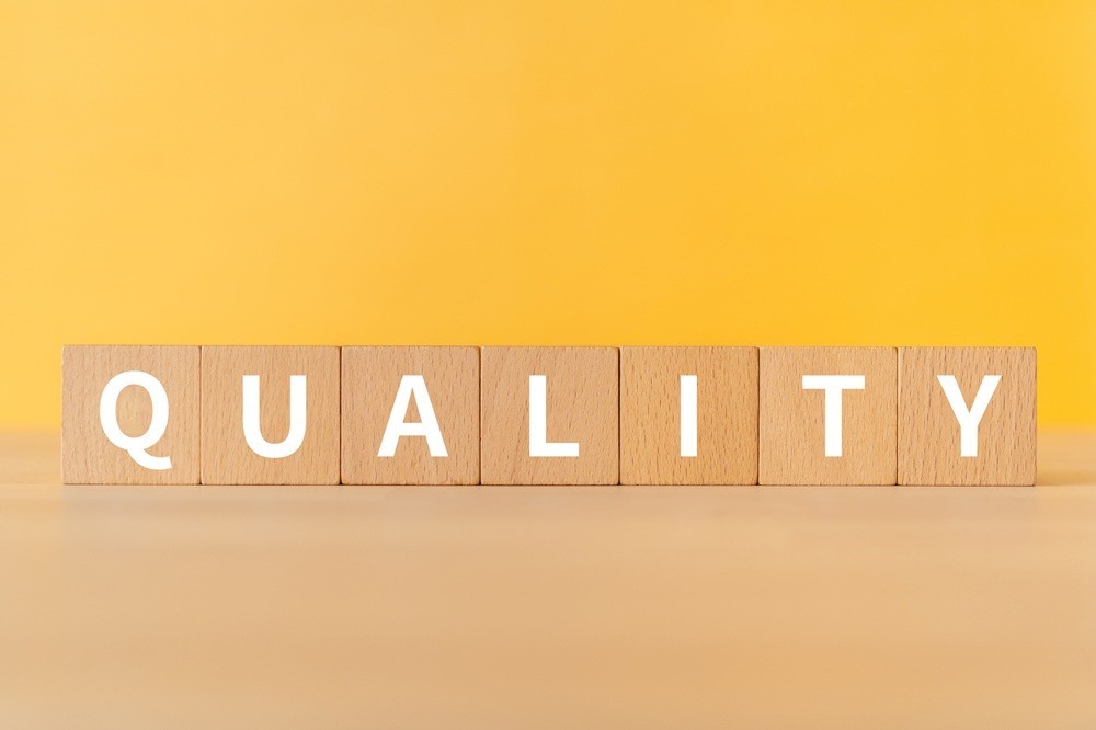 「QUALITY」と書かれた積み木