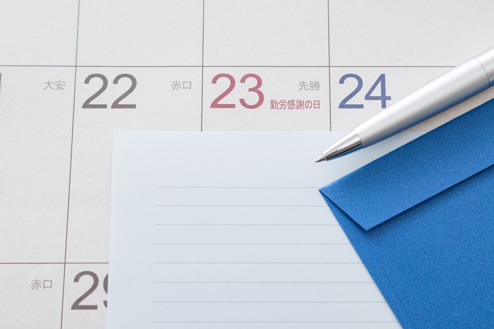 カレンダーの「勤労感謝の日」クローズアップと手紙